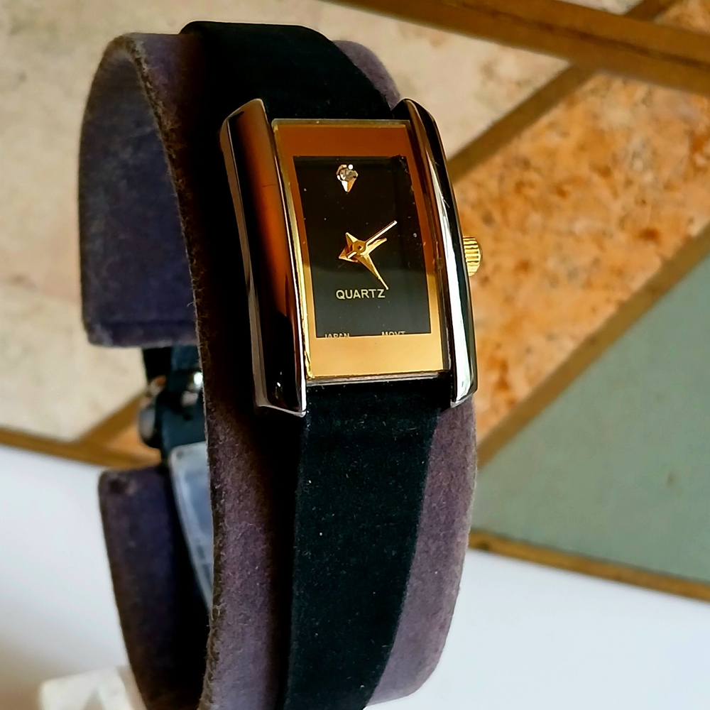 Elegant Black and Gold Quartz Watch